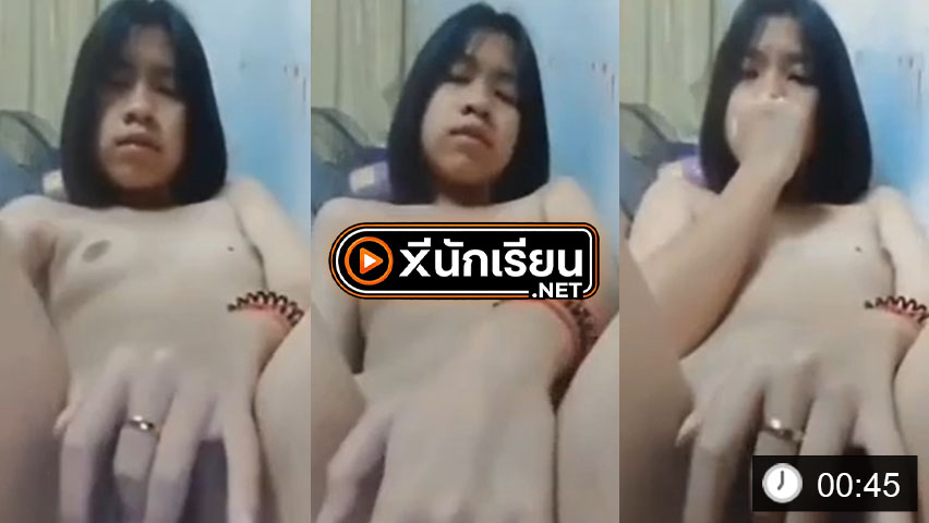 สาวตัวเล็กนั่งช่วยตัวเอง อ้าขาติ้วหี เอานิ้วเขี่ยเม็ดแตกครางเสียว